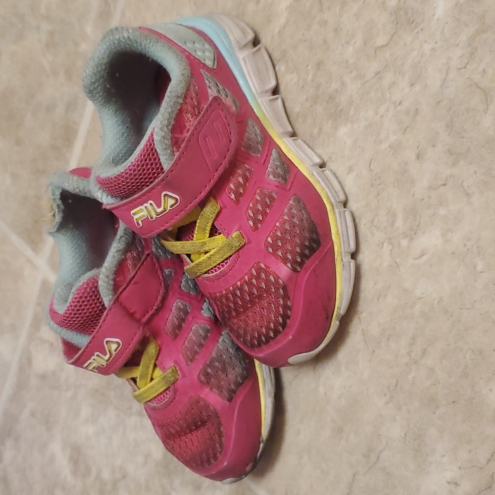 Girls Fila tennis shoes